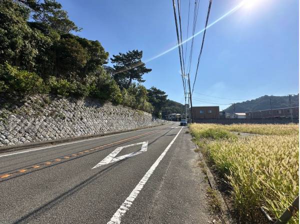 広い道路に面し、車でのアプローチも安心。店舗兼住宅などにもオススメ