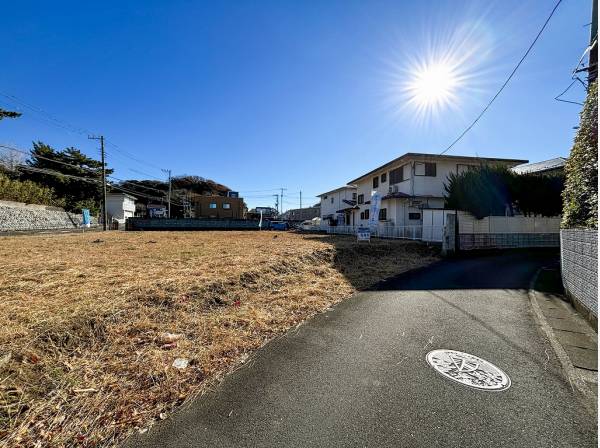 目の前の道は車通りも少なく静かな時間を過ごせます