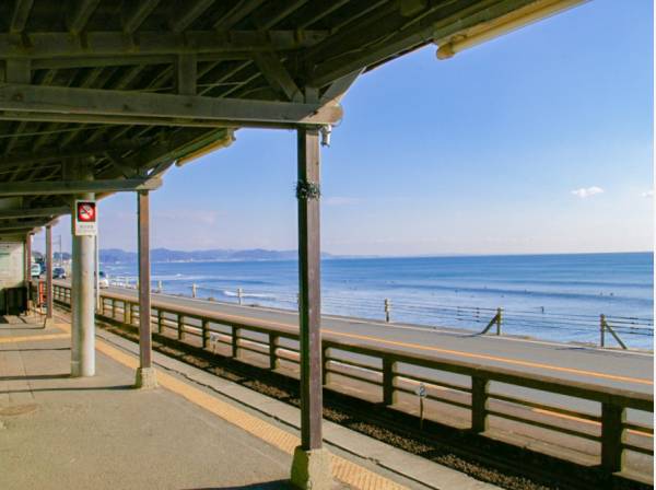 江の島電鉄「鎌倉高校前」駅徒歩5分（約400m）