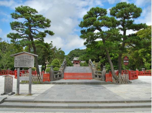 鶴岡八幡宮まで徒歩5分（約400m）