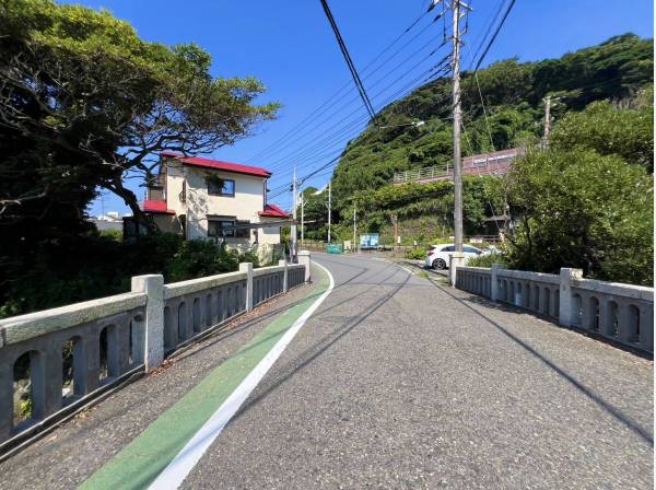 隣には風情溢れる音無橋・音無川が！