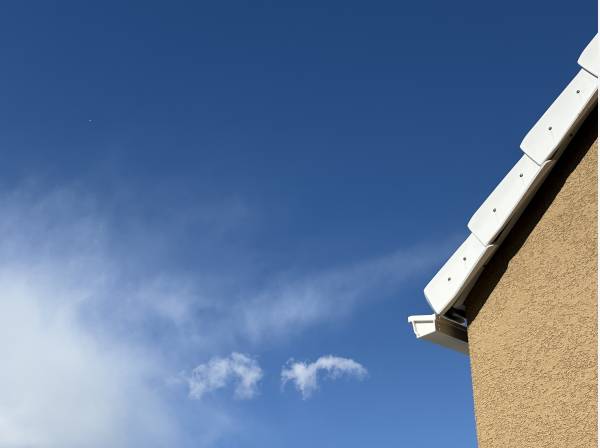 白瓦と蒼い空