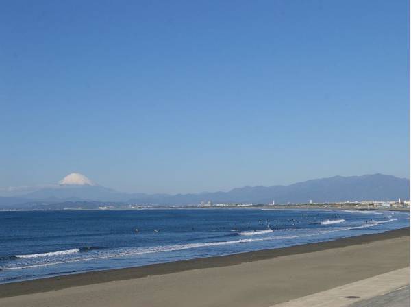 片瀬海岸　約１キロ　徒歩１５分ほど