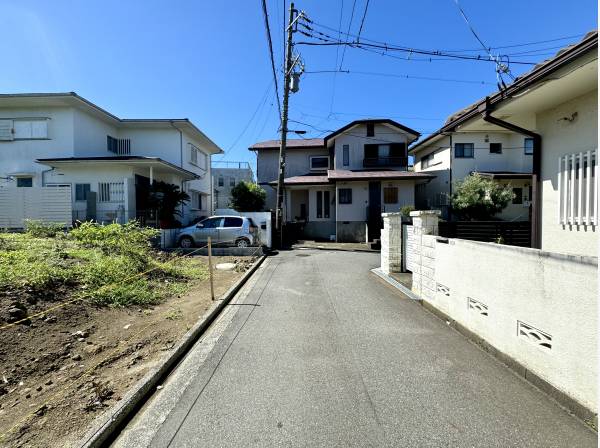 前面道路 車の進入も安心です