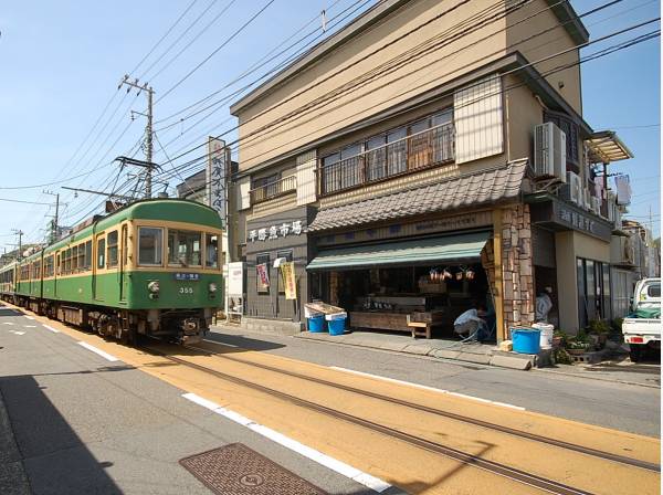 駅前は新鮮な海の幸を味わえる腰越商店街があります