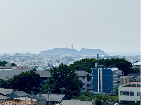 江ノ島と海を遠望します