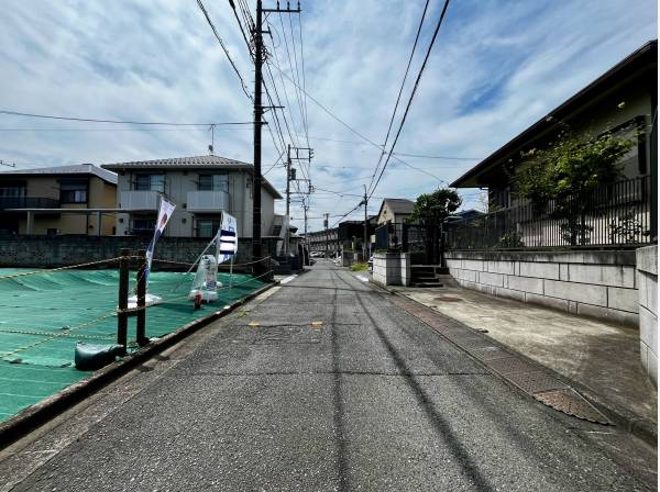 前面道路もゆとりある道路幅なので駐車も楽々です。