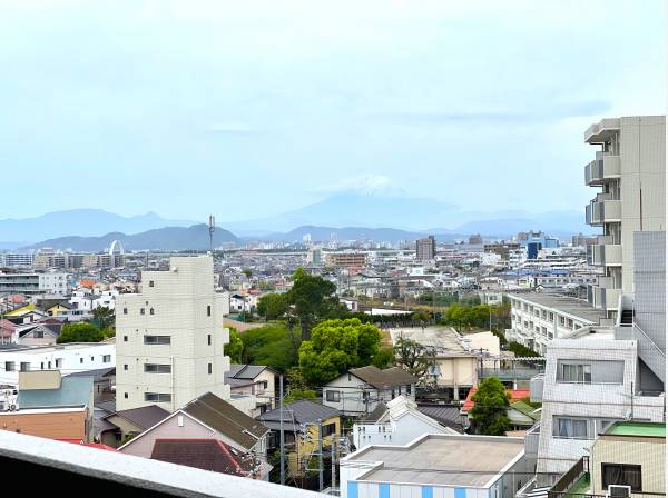 玄関を開けると、廊下からは富士山を望む。