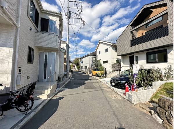 前面道路は交通量が少なく、子育て世代のご家族様も安心です