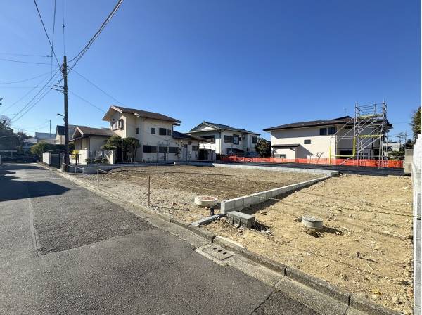 車通りが少なく閑静な雰囲気が広がる街…