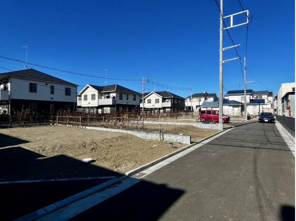 前面道路も広く開放感のある現地です。