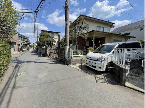 ゆとりの前面道路でお車の出し入れもスムーズ