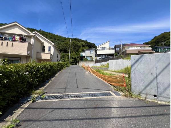 面している道路は約4.5mの私道でございます