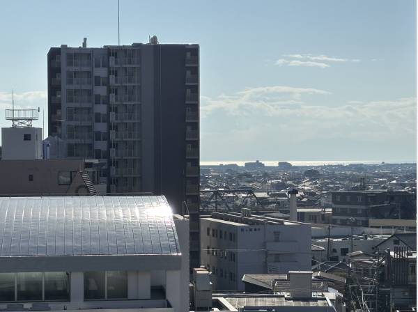 バルコニーから青い海、水平線を望む気持ちの良い眺めが待ってます