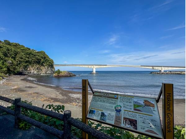 岩海水浴場は地元民から愛されるローカルビーチ (約1500ｍ)