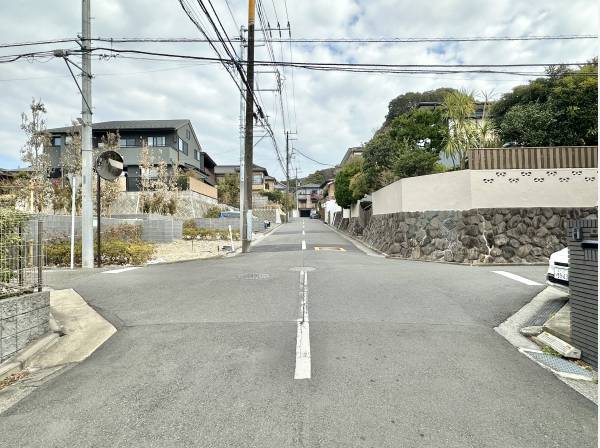 前面道路も幅員が広く開放感があります♪