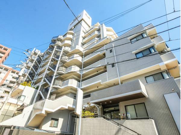 重厚感溢れる佇まいのマンションです