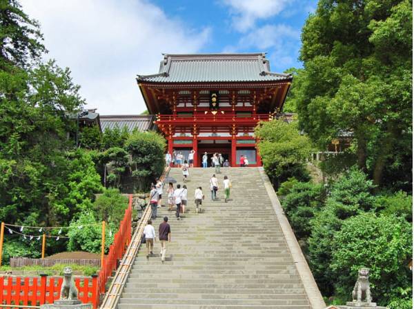 鶴岡八幡宮(約550m)