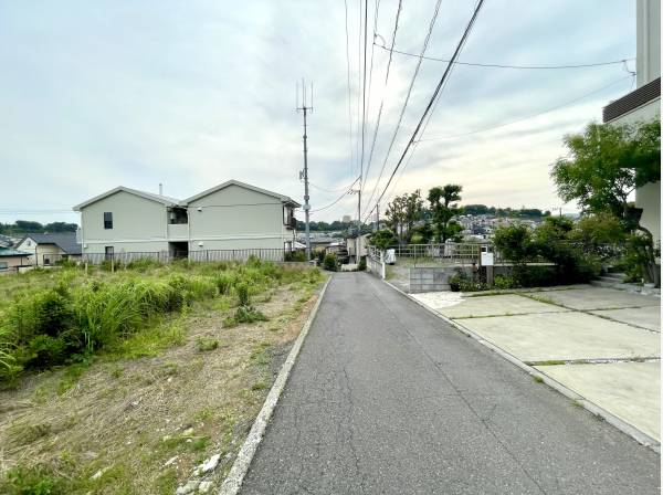 前面道路、静かな住宅街です