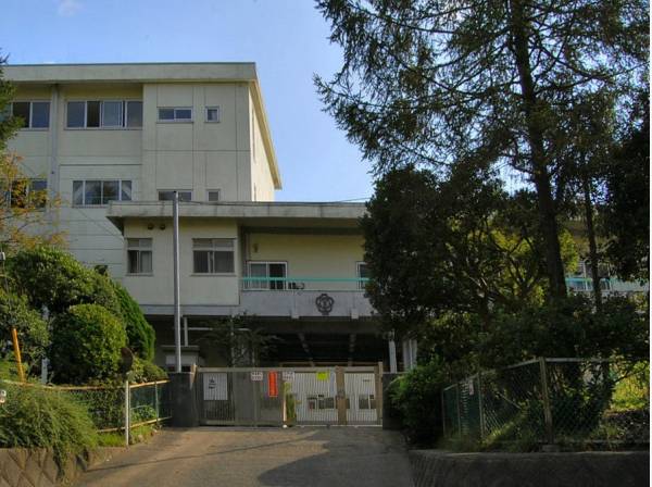 山崎小学校徒歩４分（約320ｍ）
