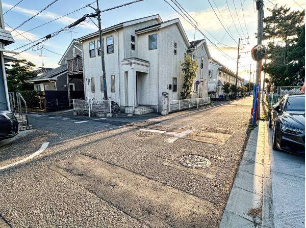 前面道路は広く、車の出し入れも楽にできます