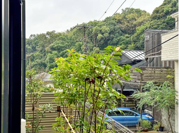 玄関を開けると、山と緑に覆われた景色が目の前に広がっています