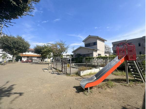 八重咲町公園まで徒歩2分(約130m)