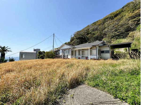 現地には平屋建ての古家が残っています