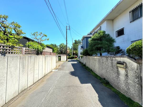 車どおりの少ない前面道路