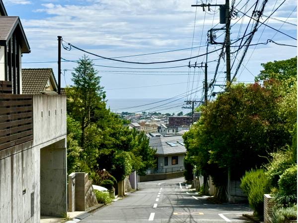 前面道路から海が見えておりました