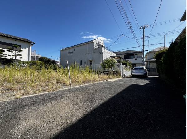 前面道路も広く駐車も楽々です。閑静な住宅地