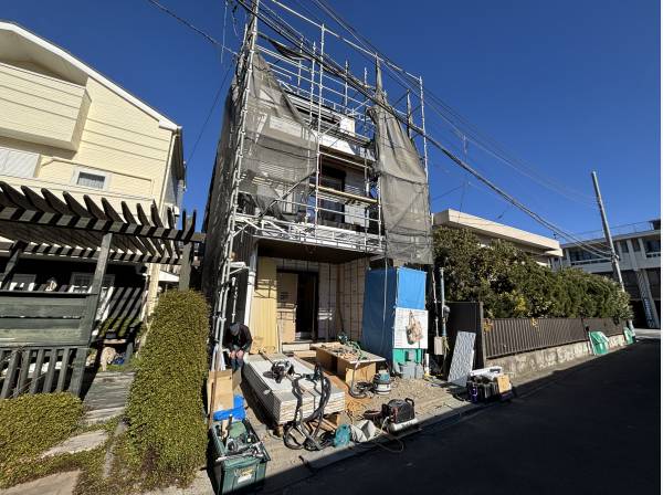 由比ガ浜海水浴場を一望する空間は、あえて部屋数を減らしゆとりある空間に