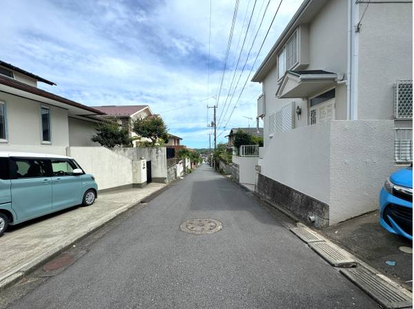 前面道路は車通りも少ないです。