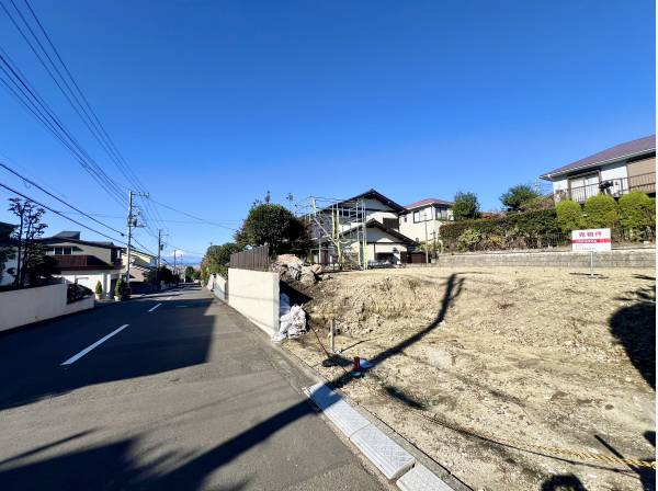 前面道路も広く、解放感ある売地！