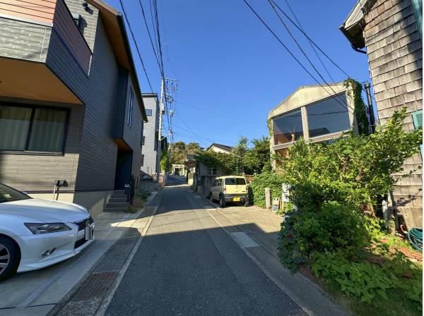 この道の先が現地。右手の窓の大きな建物は実はパン屋さんです。