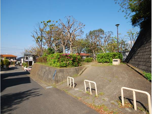 片岡公園まで徒歩7分（約550m）