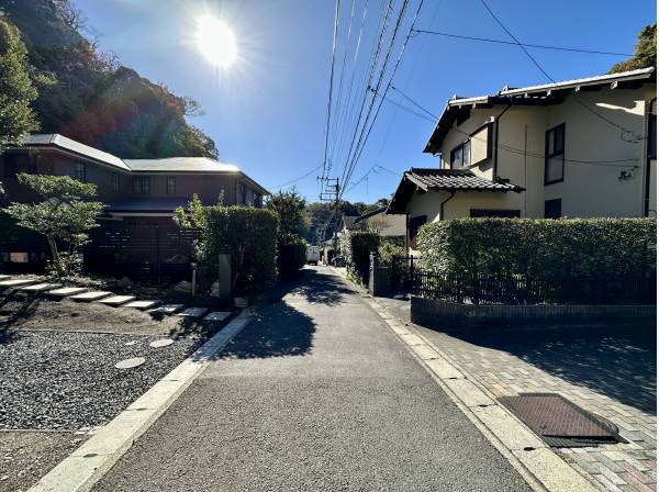 前面道路/鎌倉らしい雰囲気がございます