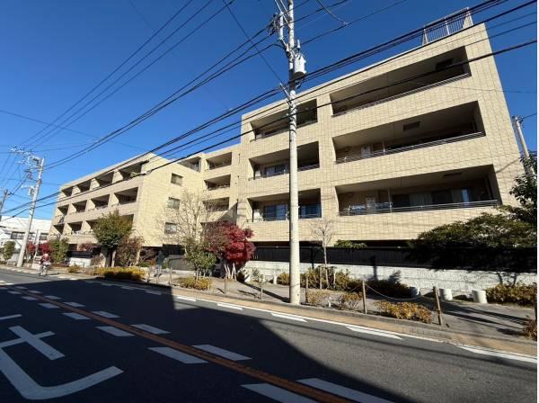 地上5階建・2006年築・総戸数60戸。