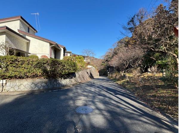 緑に囲まれたとても静かな住宅街にあります