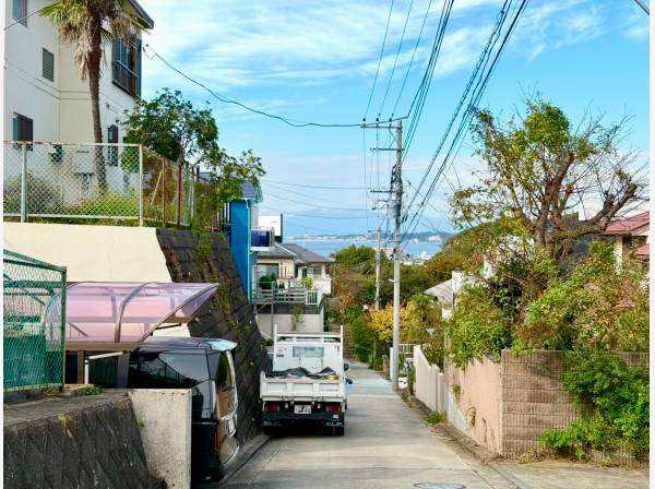 前面道路からも海が見えます！