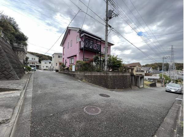 前面道路は車通りが少なく、安心できる住環境です。