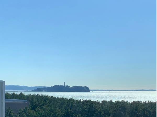 屋上からの景色。こんなにくっきり見えるほど、江の島は近い存在。