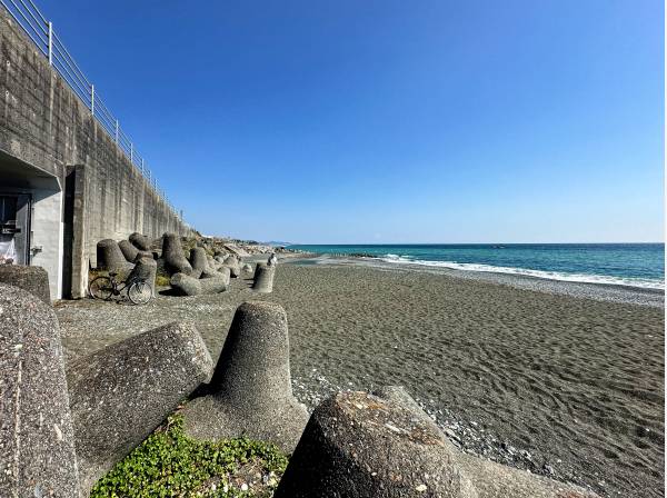 徒歩１分とかからない場所にこんなにも美しい海と砂浜が広がっています