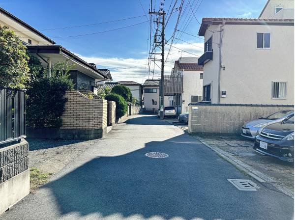 前面道路も車通りは少なく、閑静な住宅街の一角です