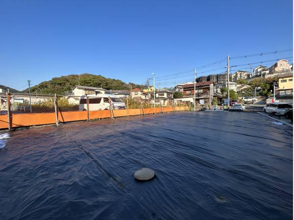 隣地はスーパー駐車場で開放的です