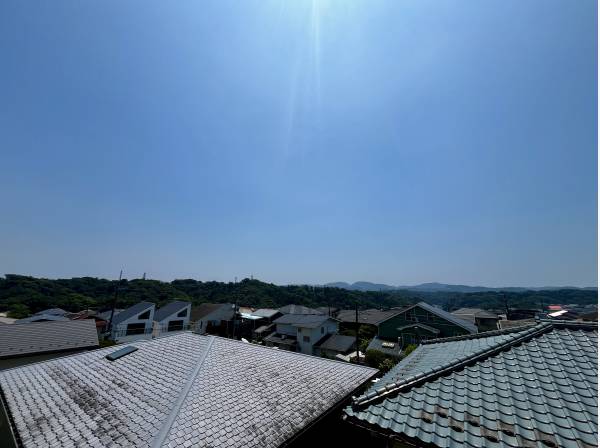 美しい逗子の山並み、緑に囲まれた閑静な住環境です。