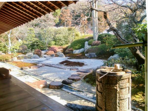 美しい枯山水の庭園（浄妙寺）