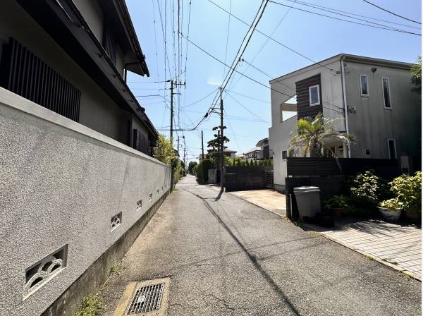 前面道路は湘南の香りがします。