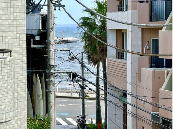 室内からチラッと海が見えました