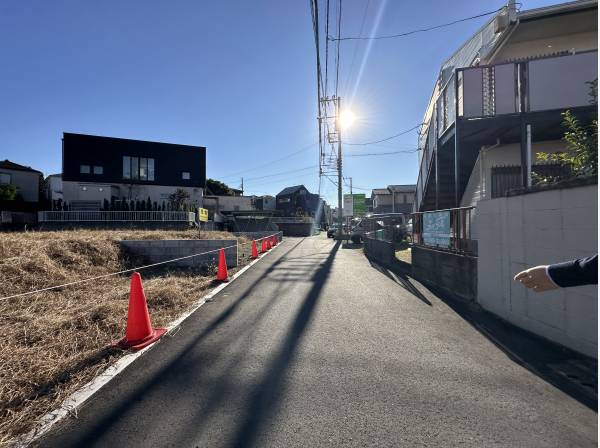 前面道路も広々しています！